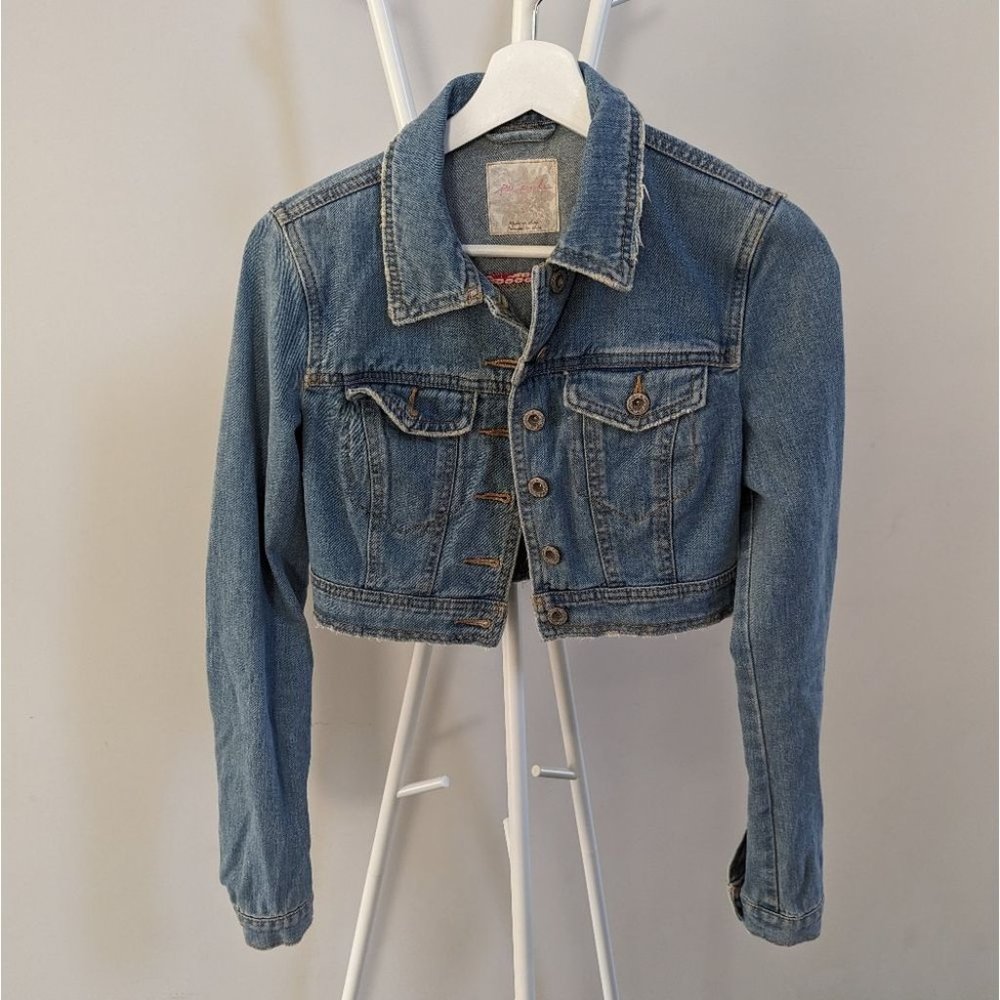 Free People Flower Embroidered Cropped Light Wash Jean Jacket Denim size 0 Daisy